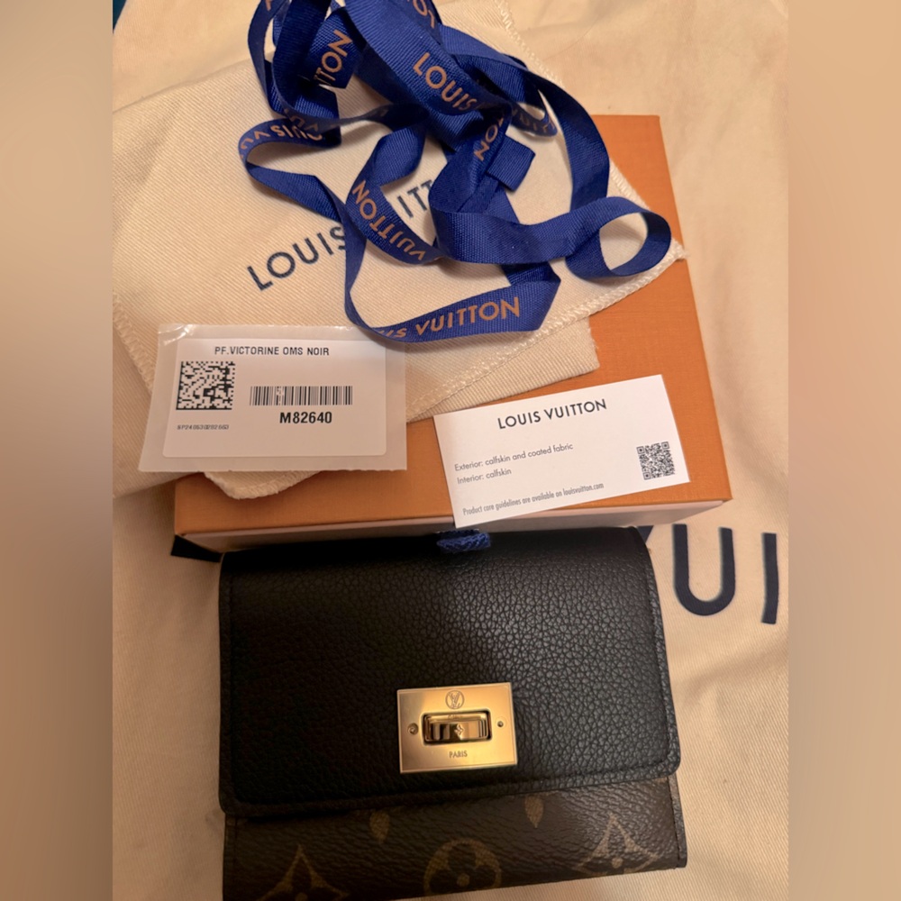 New LOUIS VUITTON Monogram Victorine On My Side Wallet - Black Brand New
